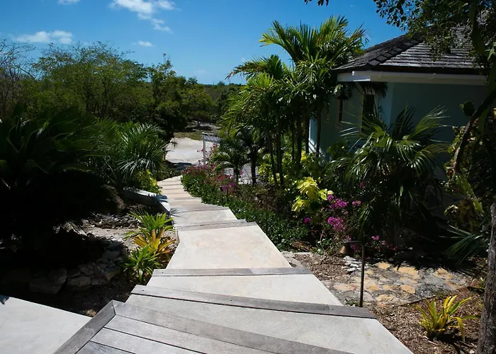 Bakari House - Luxury Oceanfront Villa With Spectacular View, Pool, Spa And Dock